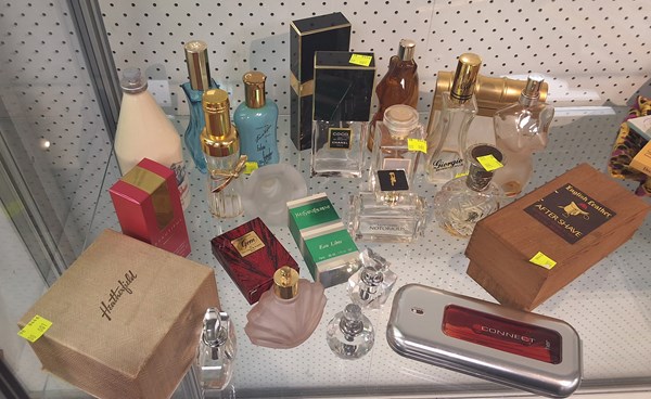 Lot 1350 - PERFUME BOTTLES