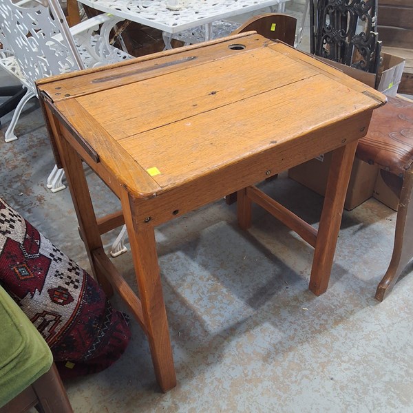 Lot 517 - SCHOOL DESK