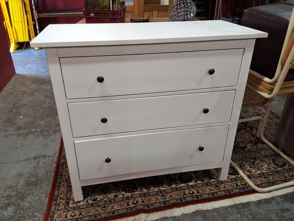 Lot 381 - CHEST OF DRAWERS