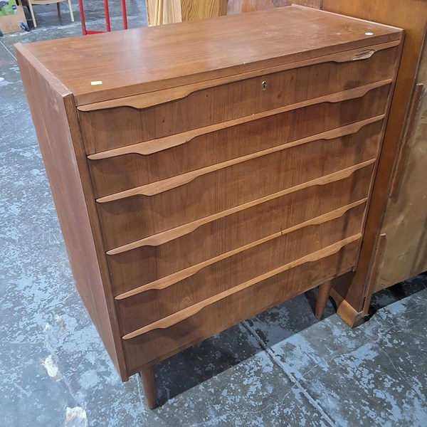 Lot 15 - CHEST OF DRAWERS