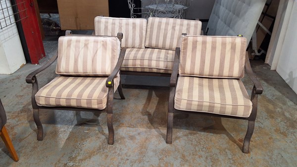 Lot 539 - OUTDOOR LOUNGE