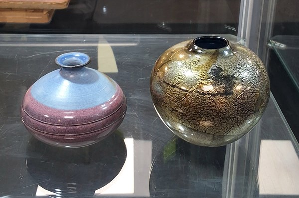 Lot 1230 - STUDIO GLASS & POTTERY