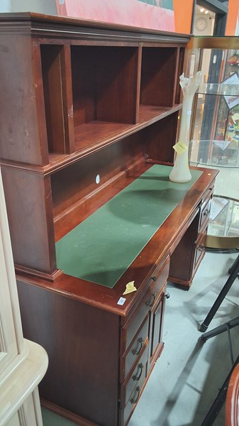 Lot 493 - DESK