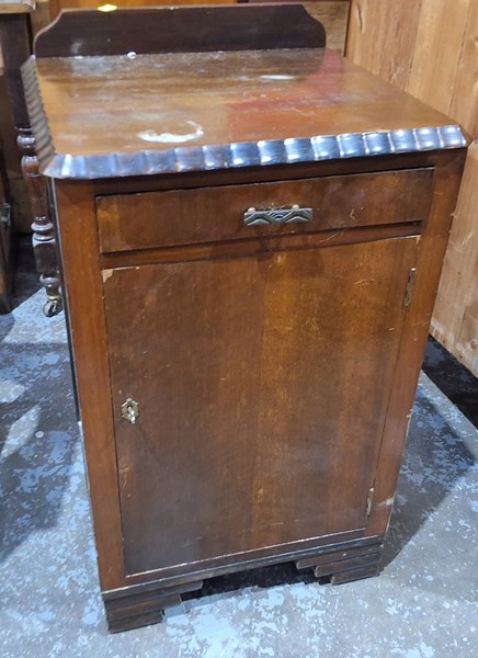 Lot 136 - BEDSIDE CABINET