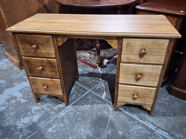 Lot 56 - DESK