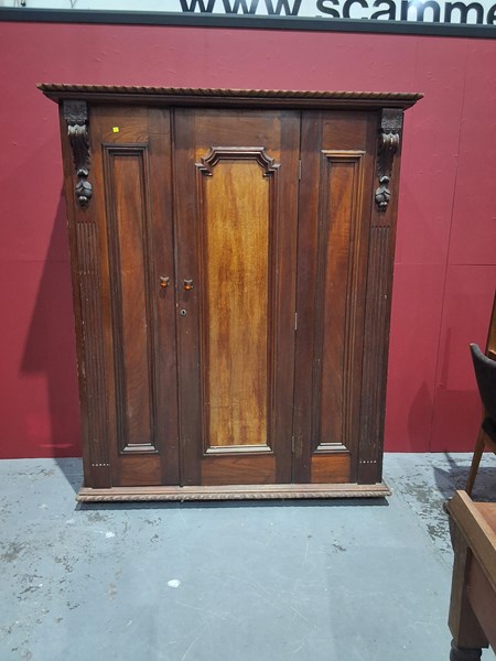 Lot 39 - WARDROBE
