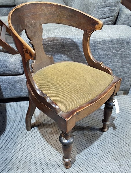 Lot 401 - ARM CHAIR