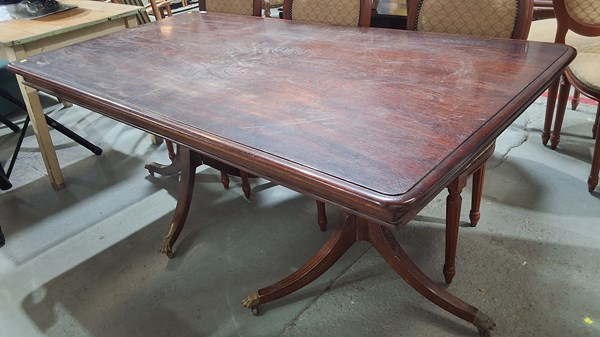Lot 487 - DINING TABLE