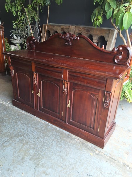Lot 434 - SIDEBOARD