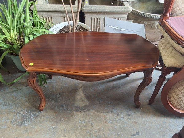 Lot 546 - COFFEE TABLE