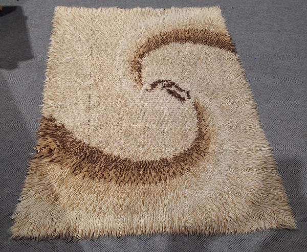 Lot 432 - RUG