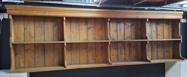 Lot 511 - SHELVES