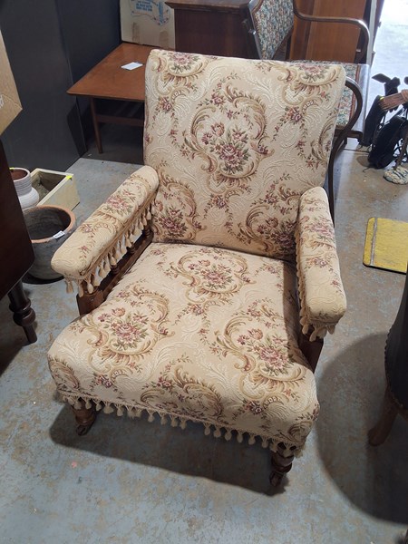 Lot 585 - ARMCHAIR