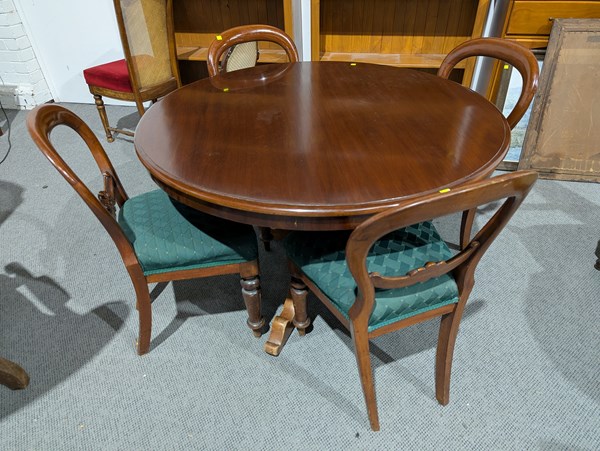 Lot 424 - BREAKFAST SUITE