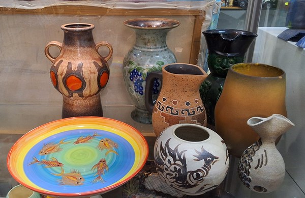 Lot 1565 - STUDIO POTTERY