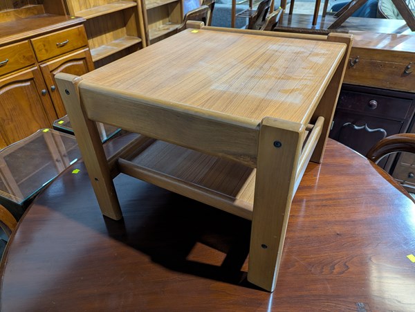 Lot 425 - LAMP TABLE