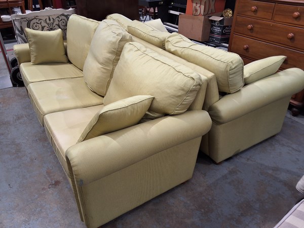 Lot 541 - LOUNGES