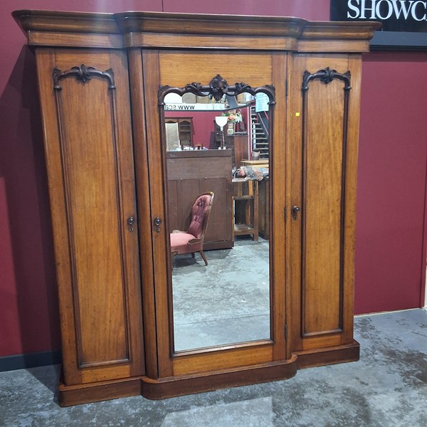 Lot 533 - WARDROBE