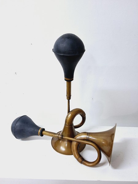Lot 1175 - CAR HORNS
