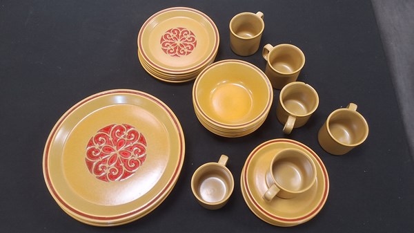 Lot 1252 - DINNERWARE