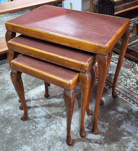 Lot 118 - NESTING TABLES