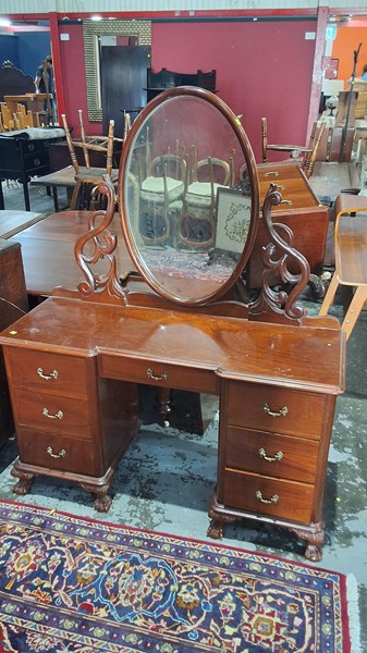 Lot 119 - DRESSING TABLE