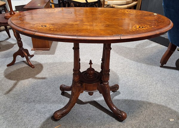 Lot 186 - LOO TABLE