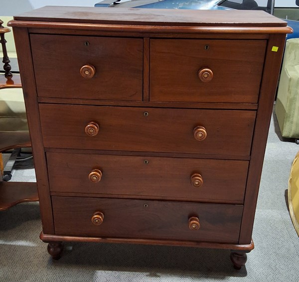 Lot 43 - CHEST OF DRAWERS