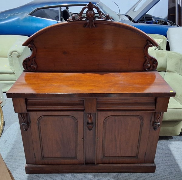 Lot 105 - CHIFFONIER