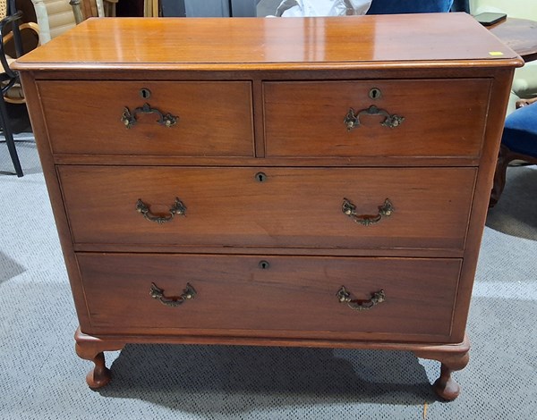 Lot 182 - CHEST OF DRAWERS