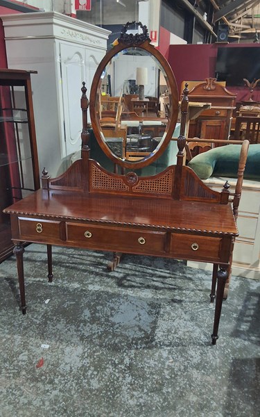 Lot 193 - DRESSING TABLE