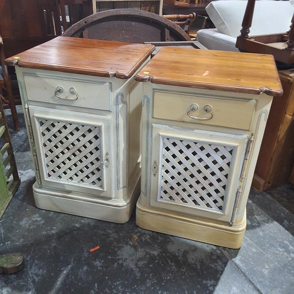 Lot 179 - BEDSIDES