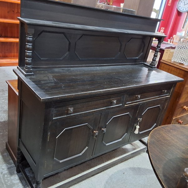 Lot 303 - SIDEBOARD