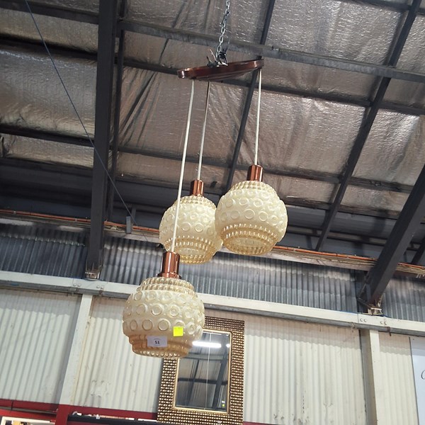 Lot 32 - HANGING LIGHT