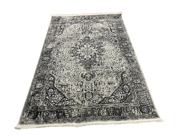 Lot 156 - FLOOR RUG