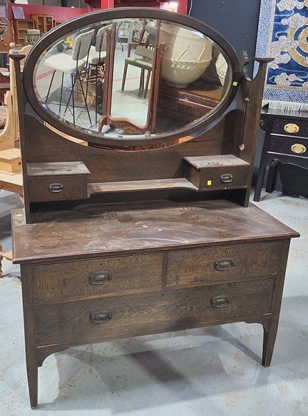 Lot 402 - DRESSING TABLE