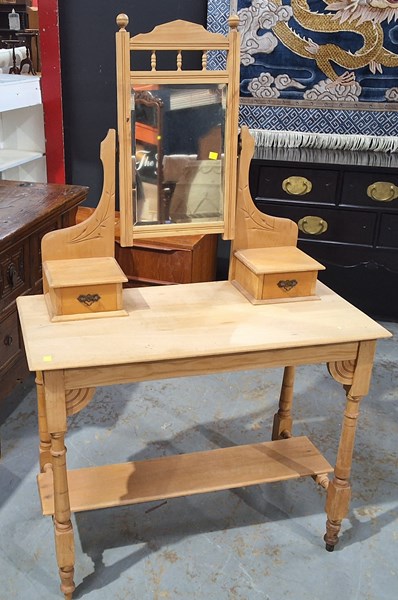 Lot 420 - DRESSING TABLE