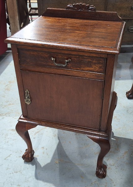 Lot 407 - SIDE CABINET