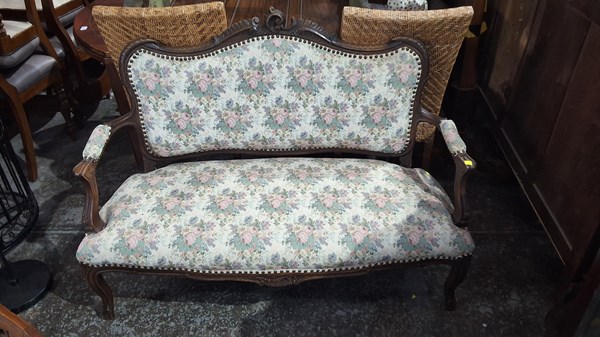 Lot 203 - SETTEE