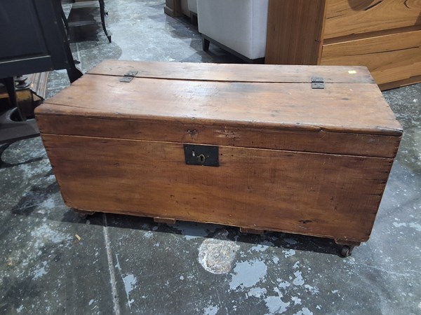 Lot 532 - VINTAGE CHEST