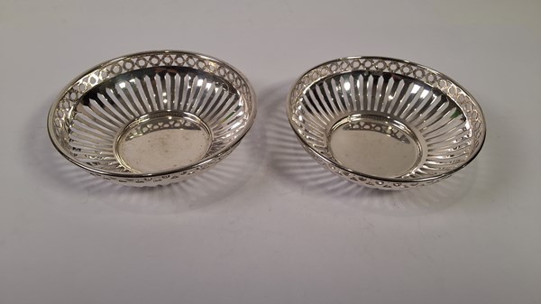 Lot 1071 - SILVER DISHES