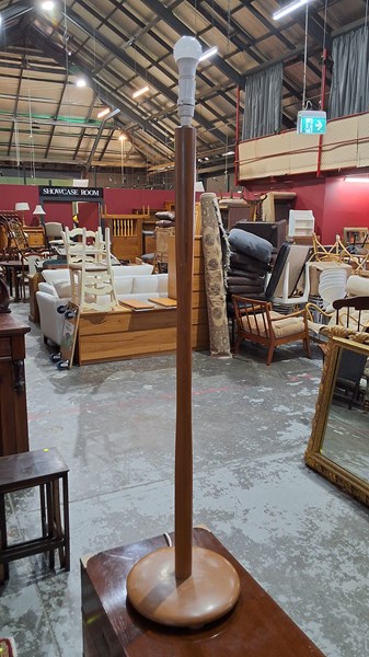 Lot 2 - FLOOR LAMP