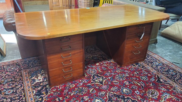 Lot 80 - DESK
