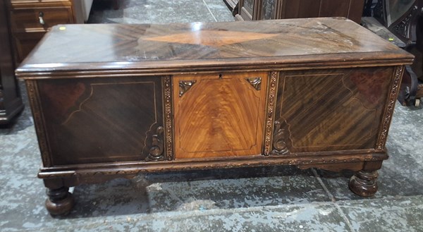 Lot 155 - BLANKET BOX