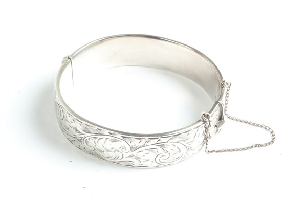 Lot 1079 - SILVER BANGLE