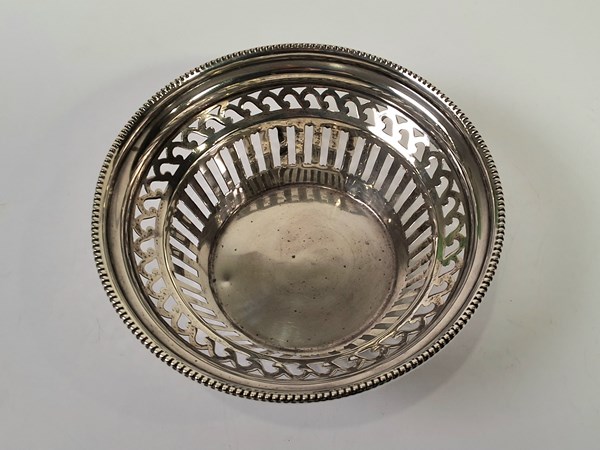 Lot 1094 - SILVER SWEETS DISH
