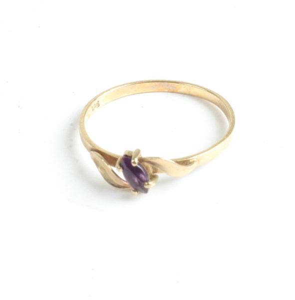 Lot 1013 - GOLD RING