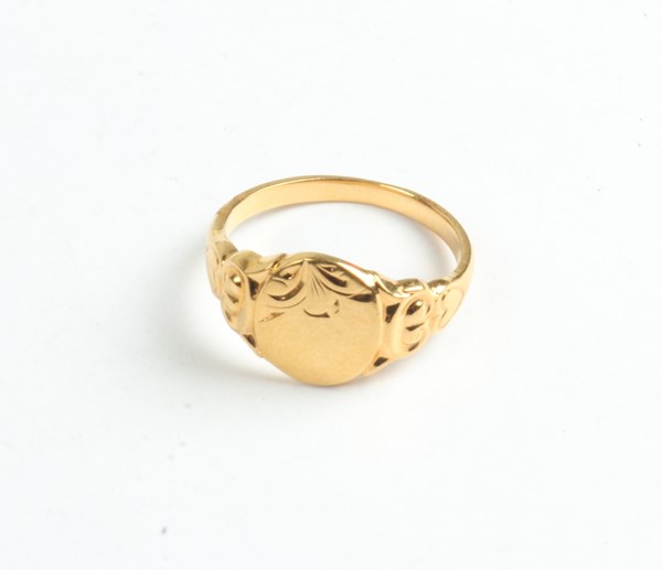 Lot 1034 - SIGNET RING