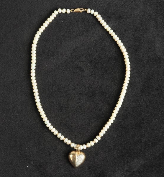 Lot 1019 - GOLD NECKLACE