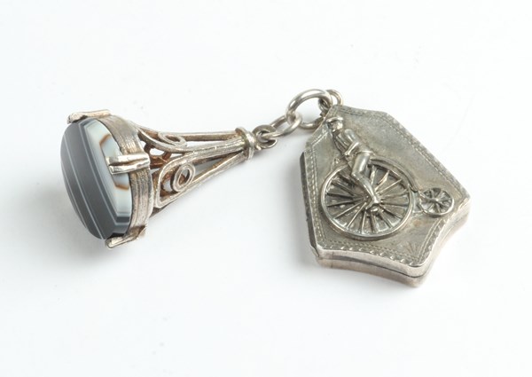 Lot 1072 - LOCKET & FOB